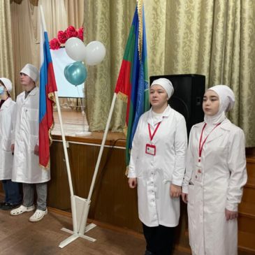 Церемония выноса Государственного флага Российской Федерации и флага Карачаево-Черкесии