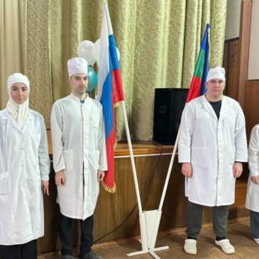 Церемония выноса Государственного флага Российской Федерации и флага Карачаево-Черкесии