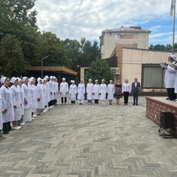Церемония поднятия государственного флага РФ студентами Карачаево-Черкесского медицинского колледжа